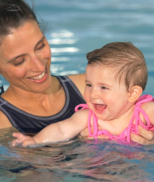 profissional com bebé na piscina
