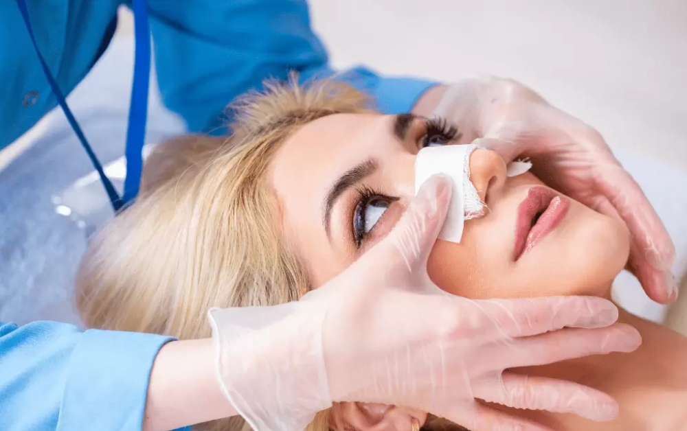 A importância de uma consulta detalhada antes da cirurgia plástica
